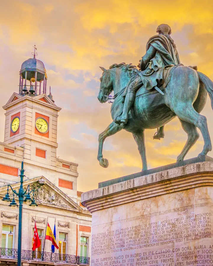Puerta del Sol al atardecer en Madrid, España